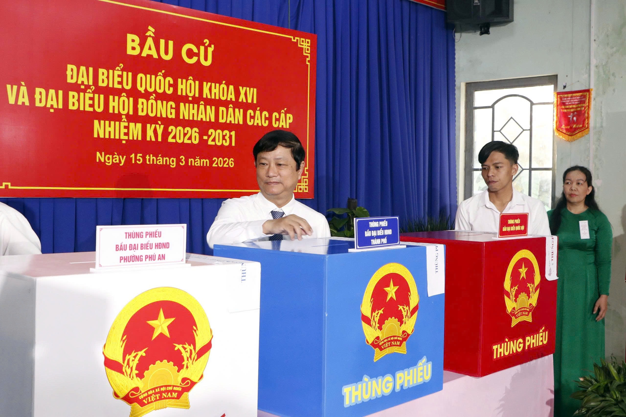 Hình ảnh cử tri TP. Hồ Chí Minh phấn khởi đi bầu cử trong "Ngày hội non sông"