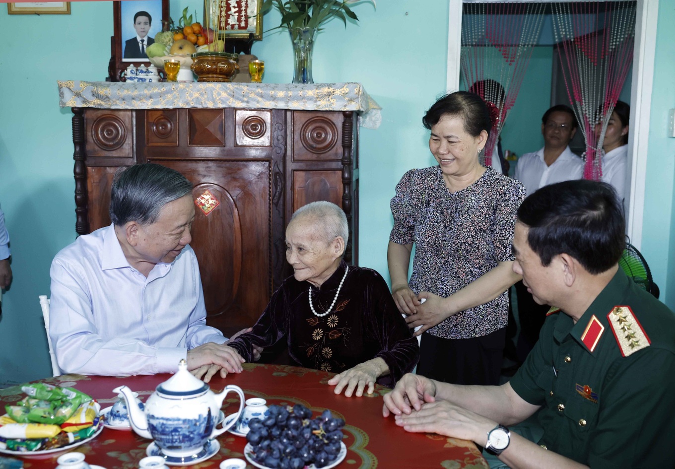Tổng Bí thư, Chủ tịch nước Tô Lâm thăm Mẹ Việt Nam Anh hùng tại TPHCM