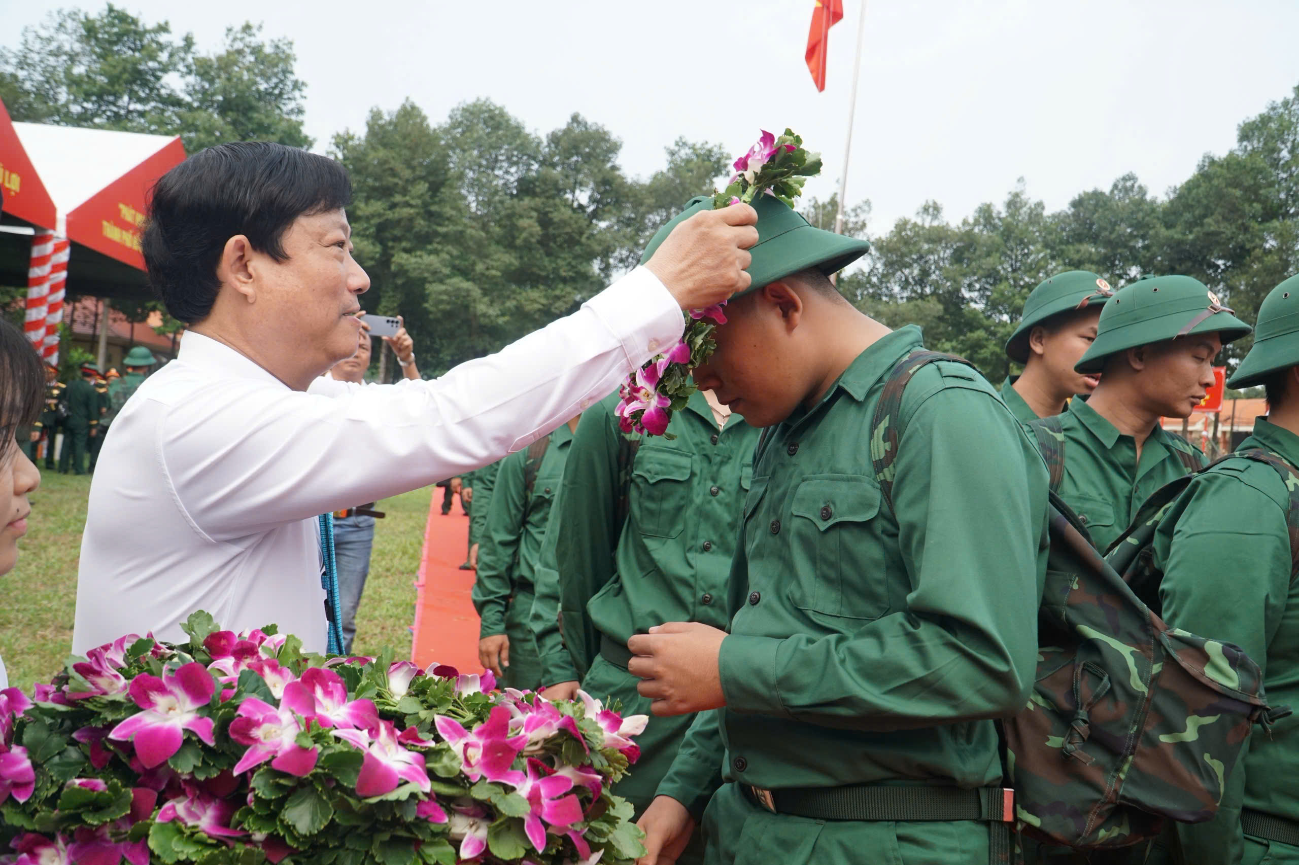 TUỔI TRẺ THÀNH PHỐ MANG TÊN BÁC  HĂNG HÁI LÊN ĐƯỜNG NHẬP NGŨ