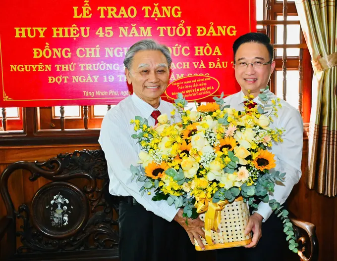 TPHCM: Gần 3.800 đảng viên nhận Huy hiệu Đảng đợt ngày 19-5-2026