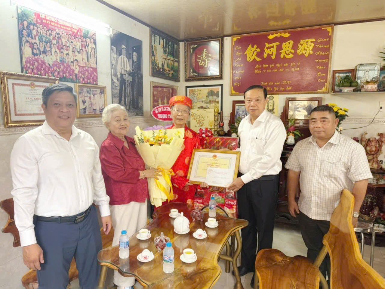 Đồng chí Nguyễn Văn Thọ thăm, chúc thọ người cao tuổi tiêu biểu tại các phường Tân Sơn Nhất, Tân Sơn Nhì và Tân Hòa