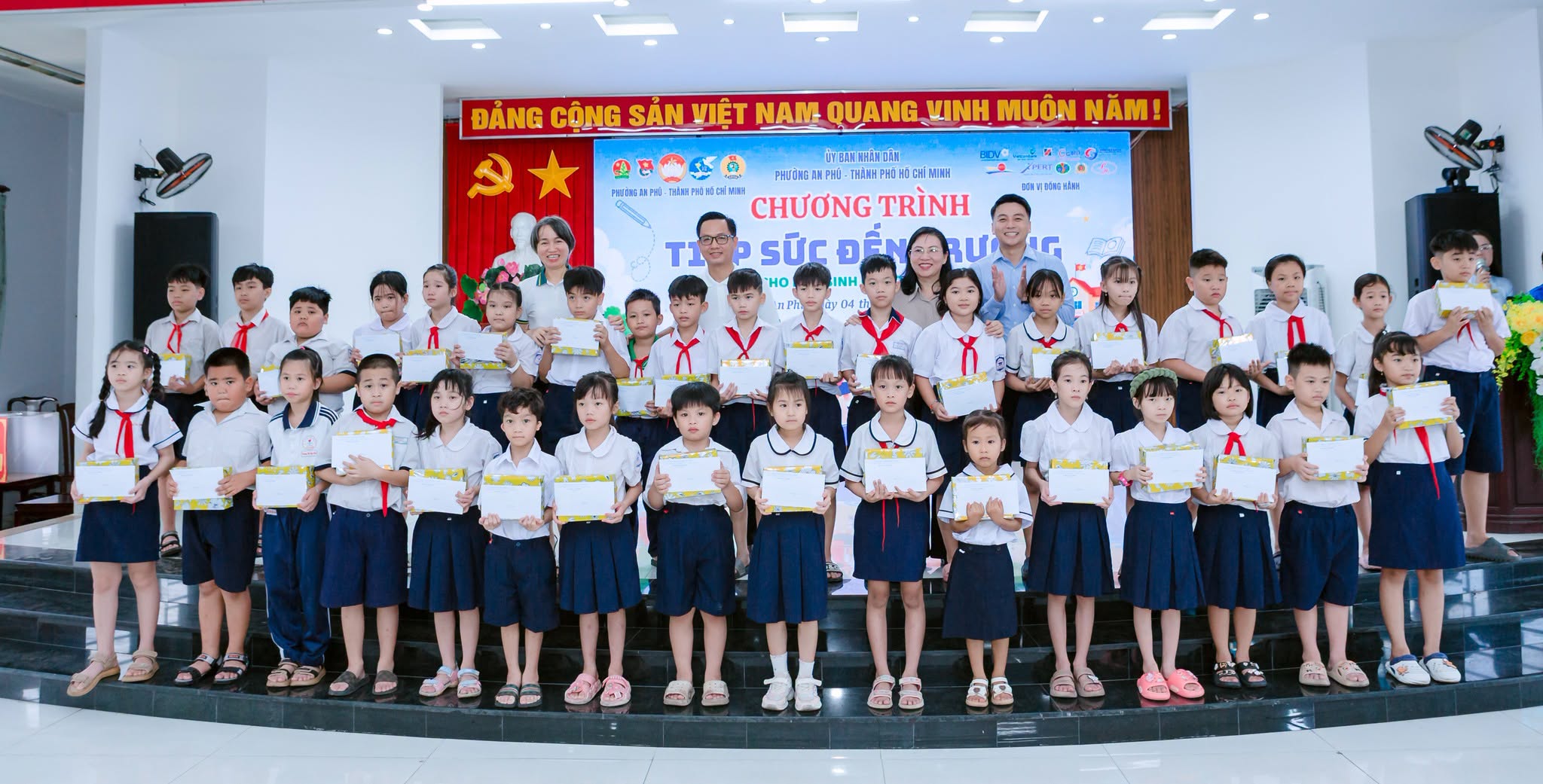 PHƯỜNG AN PHÚ: TỔ CHỨC CHƯƠNG TRÌNH "TIẾP SỨC ĐẾN TRƯỜNG", CHĂM LO HỌC SINH CÓ HOÀN CẢNH KHÓ KHĂN