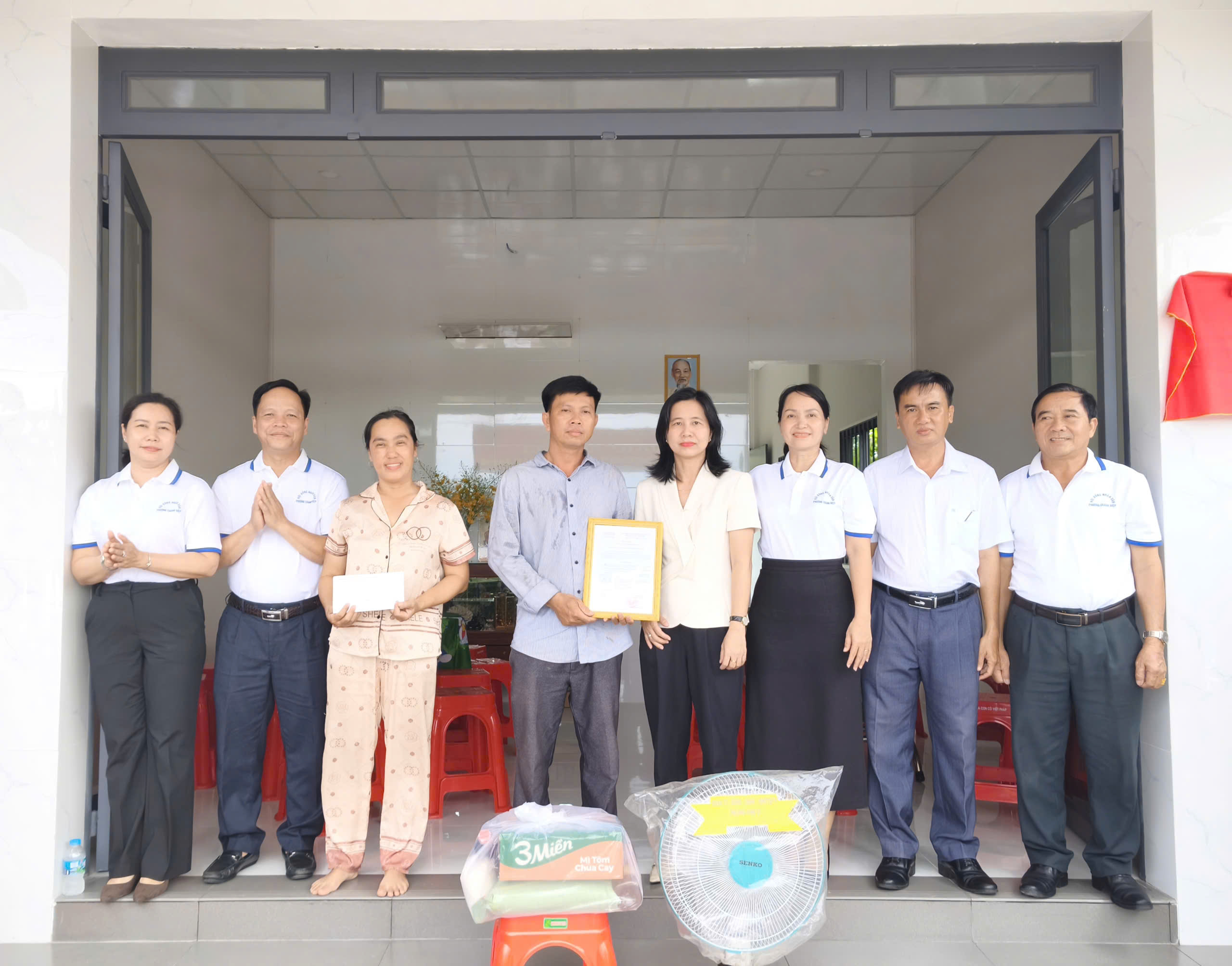 HĐND phường Chánh Hiệp trao nhà Đại đoàn kết, tặng quà các hộ dân có hoàn cảnh khó khăn