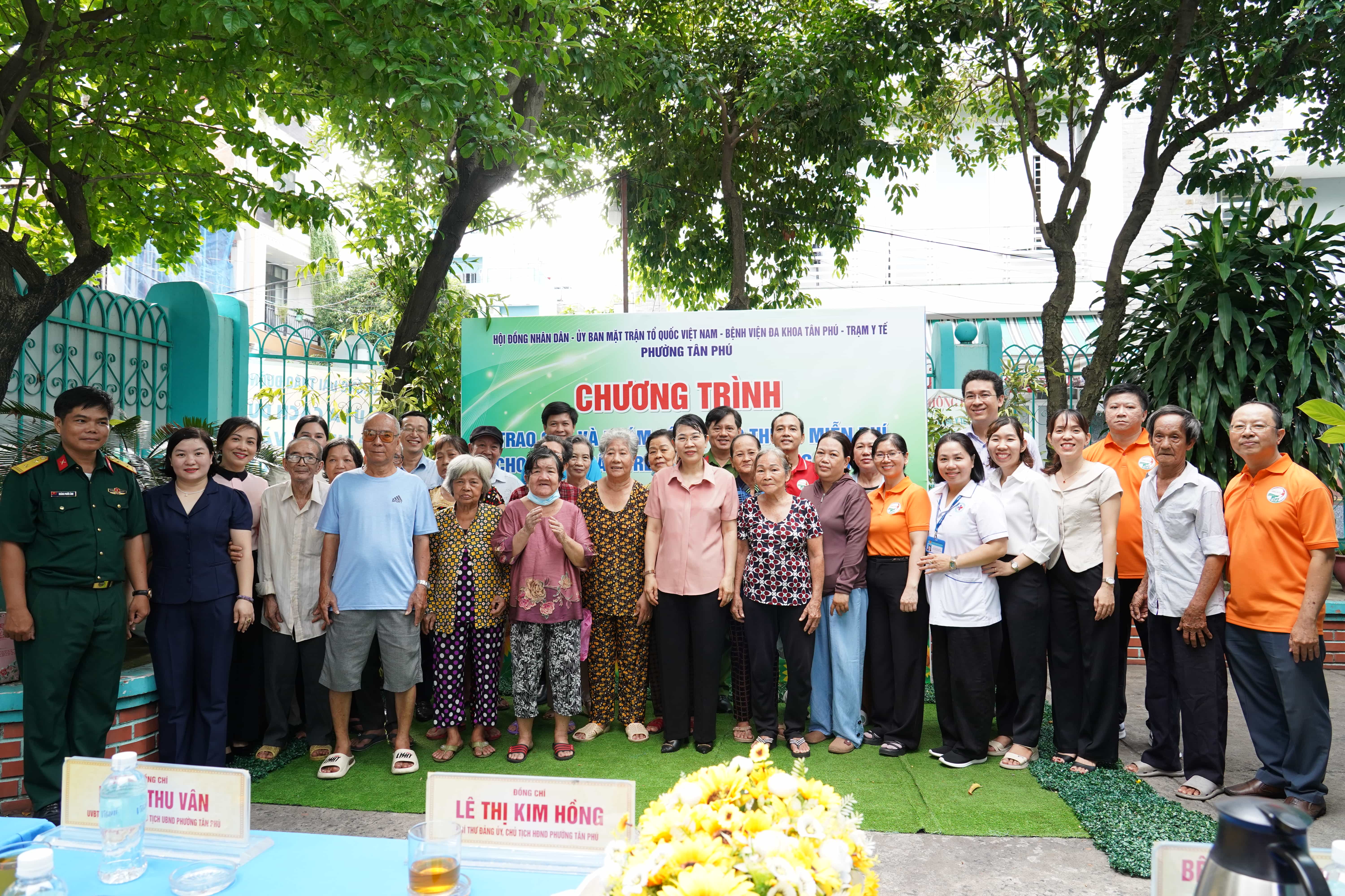 HĐND PHƯỜNG TÂN PHÚ TỔ CHỨC THÀNH CÔNG CHƯƠNG TRÌNH TRAO QUÀ VÀ KHÁM BỆNH, CẤP THUỐC MIỄN PHÍ CHO NGƯỜI DÂN CÓ HOÀN CẢNH KHÓ KHĂN