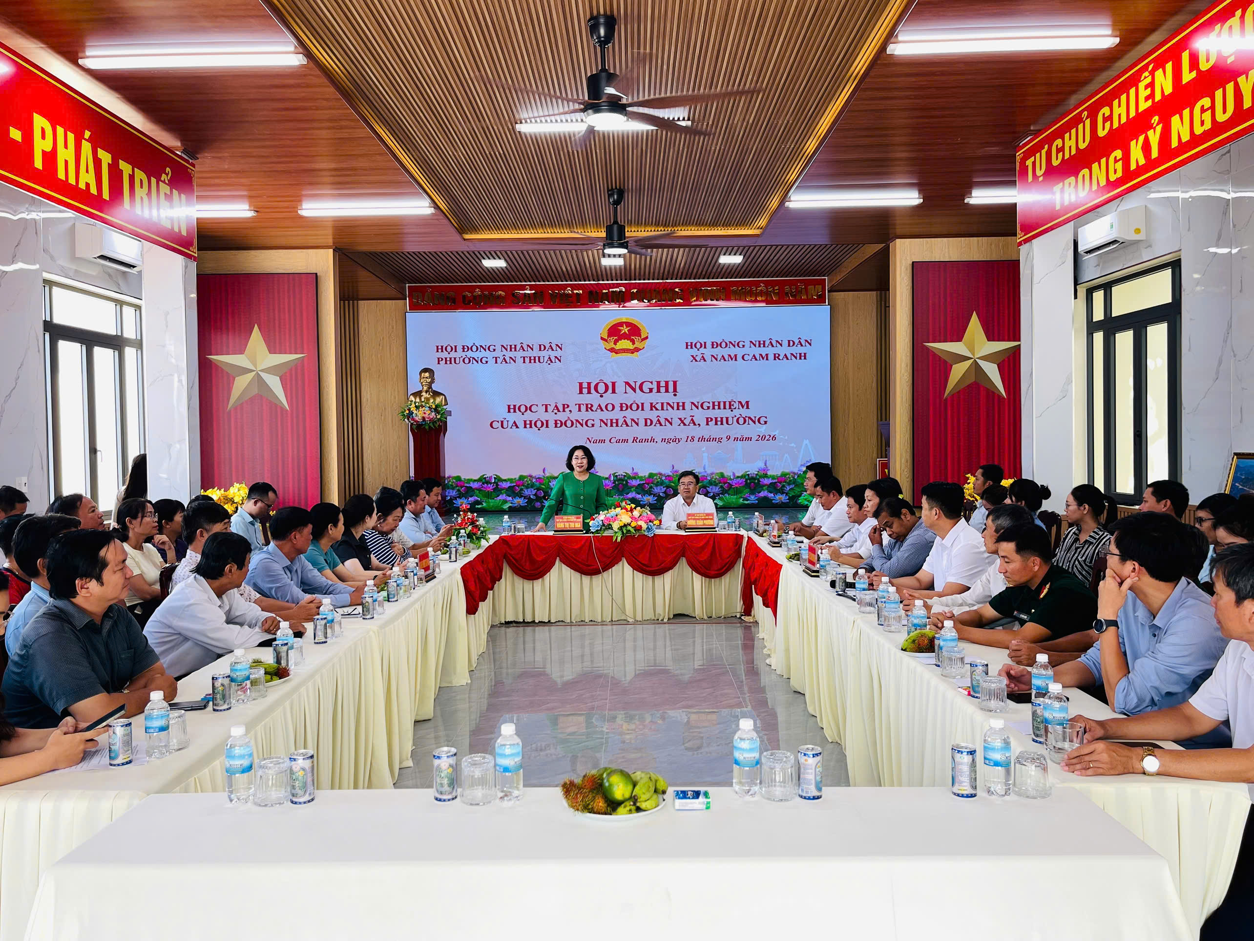 Hội đồng nhân dân phường Tân Thuận học tập, trao đổi kinh nghiệm hoạt động tại xã Nam Cam Ranh