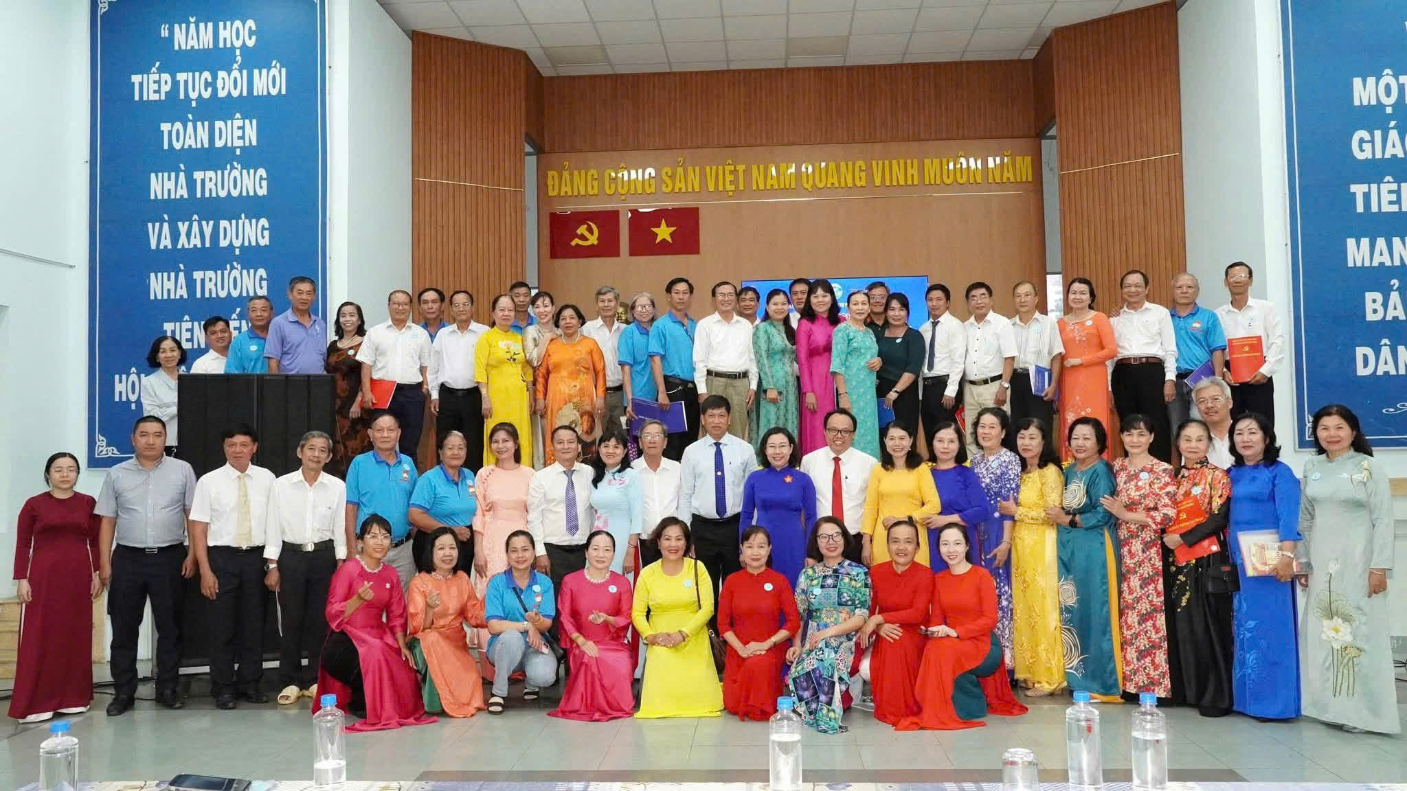 CÔNG BỐ NGHỊ QUYẾT CỦA HỘI ĐỒNG NHÂN DÂN PHƯỜNG VỀ THÀNH LẬP, SẮP XẾP, TỔ CHỨC LẠI KHU PHỐ TRÊN ĐỊA BÀN PHƯỜNG TÂN THUẬN.