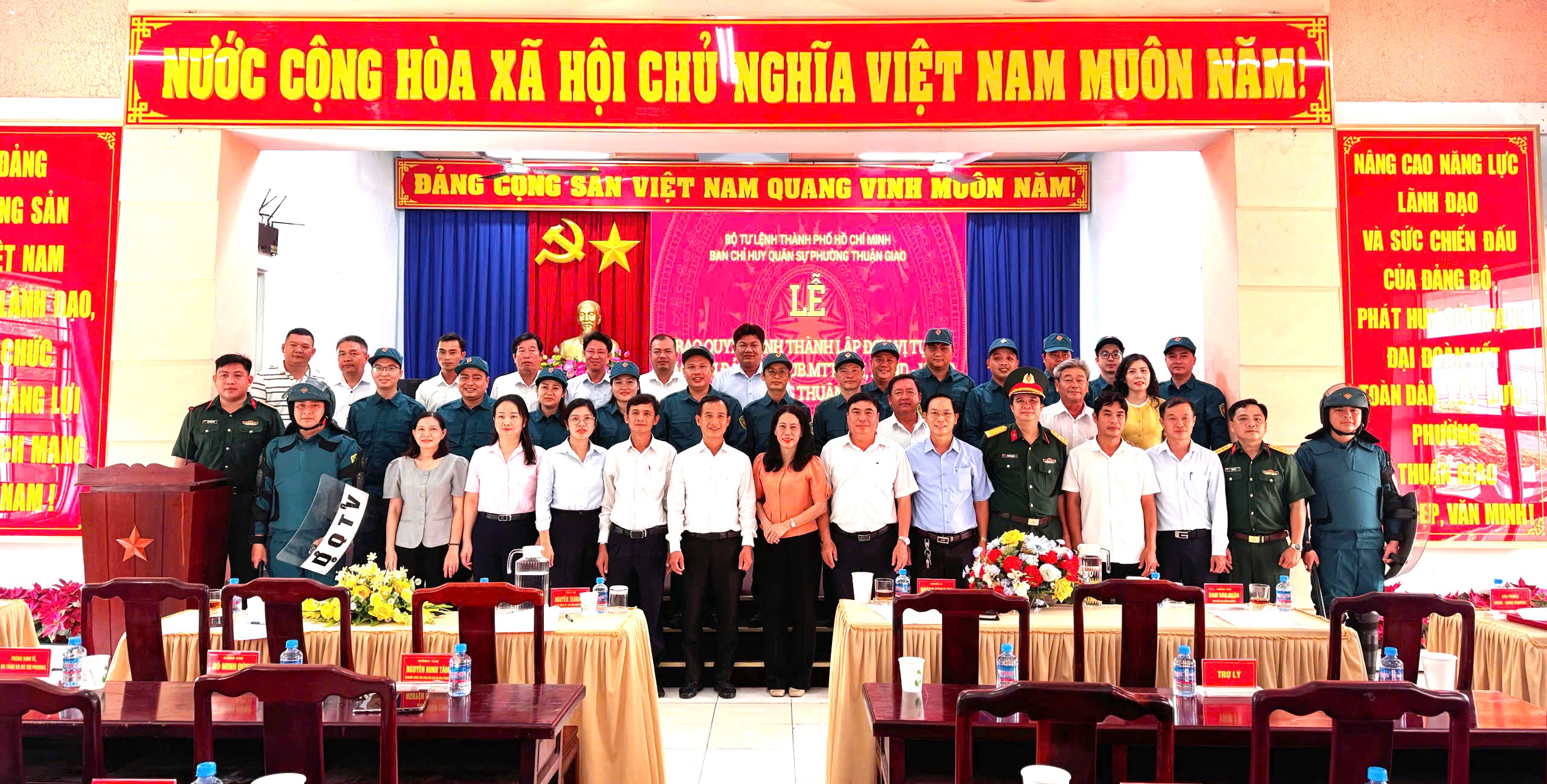 THUẬN GIAO CÔNG BỐ QUYẾT ĐỊNH THÀNH LẬP TIỂU ĐỘI TỰ VỆ CƠ QUAN ĐẢNG ỦY - UBMTTQVN PHƯỜNG VÀ TIỂU ĐỘI TỰ VỆ CƠ QUAN HĐND - UBND PHƯỜNG