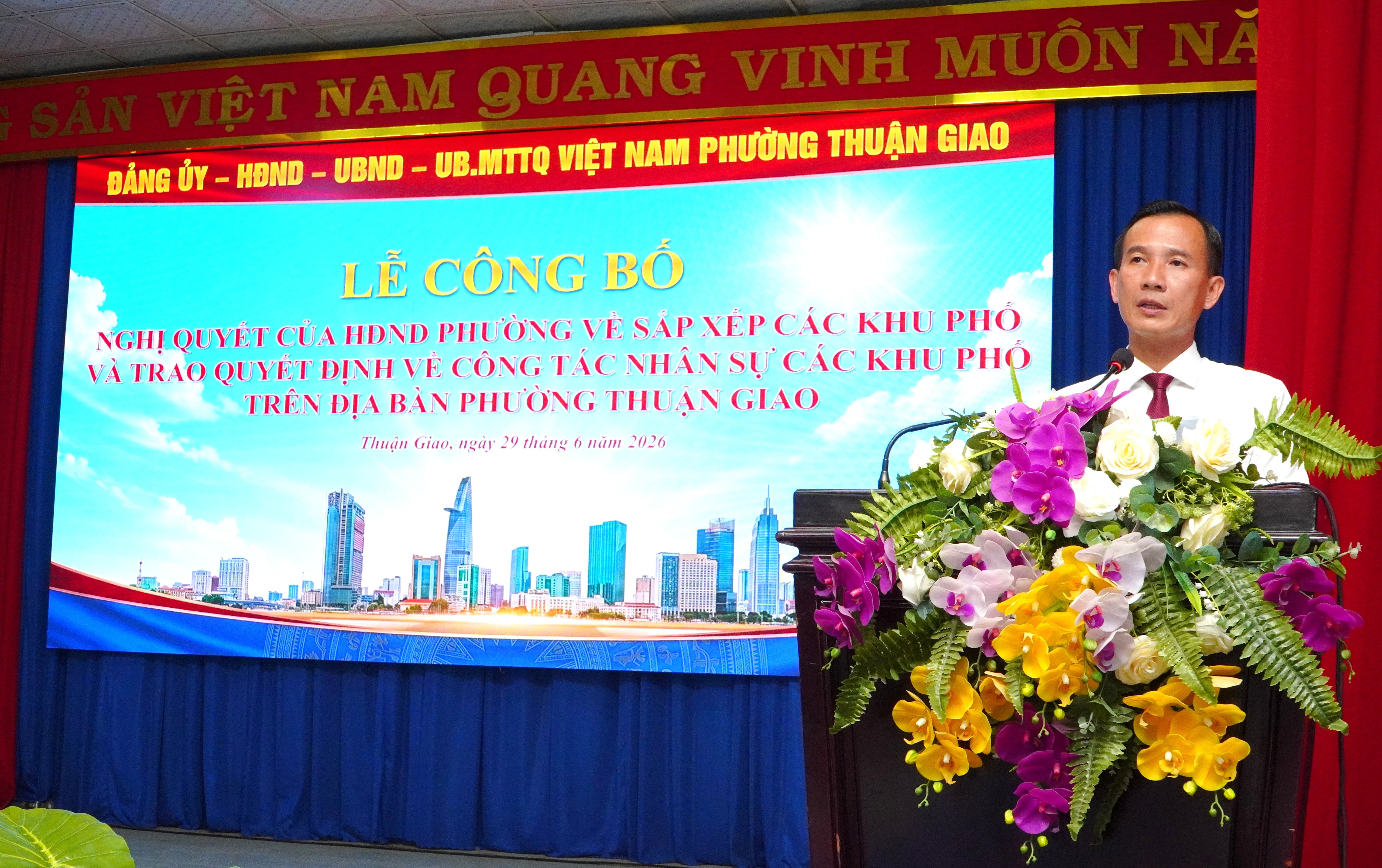THUẬN GIAO LONG TRỌNG TỔ CHỨC LỄ CÔNG BỐ NGHỊ QUYẾT VỀ SẮP XẾP CÁC KHU PHỐ VÀ TRAO QUYẾT ĐỊNH CÔNG TÁC NHÂN SỰ