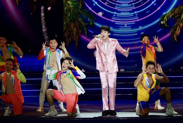 Nghe Tiêu Minh Phụng bắn rap, ngắm pháo hoa ở Lễ hội Nghinh Ông Cần Giờ 2025