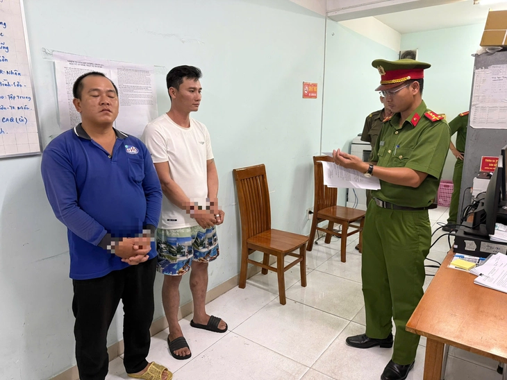 Công an TP.HCM bắt hai người sản xuất nước uống đóng bình giả thương hiệu nổi tiếng