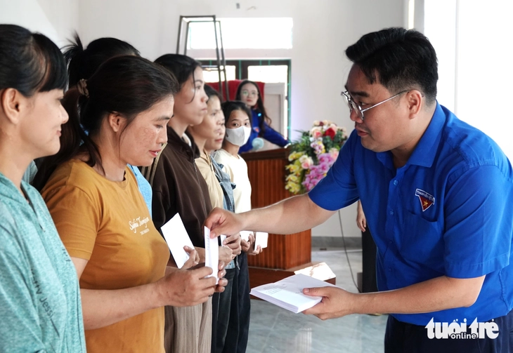 Giúp người dân lợp nhà sau bão bằng những suất quà nghĩa tình của tuổi trẻ TP.HCM