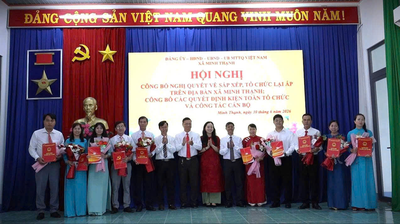 XÃ MINH THẠNH CÔNG BỐ NGHỊ QUYẾT, QUYẾT ĐỊNH VỀ SẮP XẾP, TỔ CHỨC LẠI CÁC ẤP; KIỆN TOÀN TỔ CHỨC VÀ CÔNG TÁC CÁN BỘ
