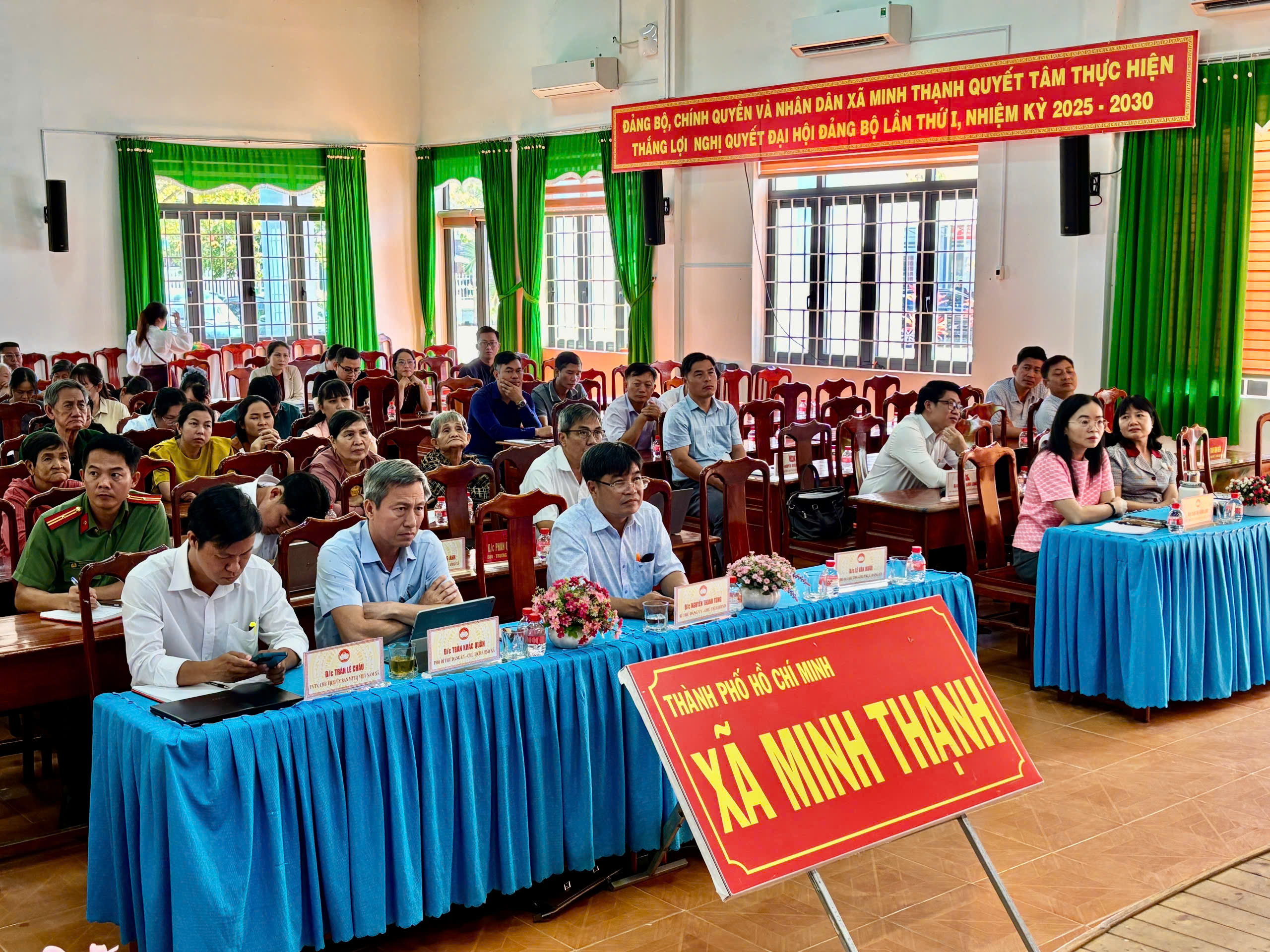 Đại biểu HĐND xã Minh Thạnh và cử tri tham dự hội nghị tiếp xúc cử tri trước Kỳ họp thứ Hai, Quốc hội khóa XVI